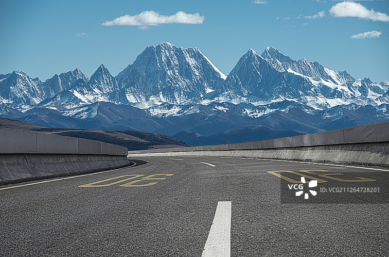 贡嘎雪山无人路面背景图片素材