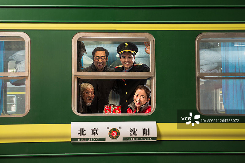 火车乘务员和旅客图片素材