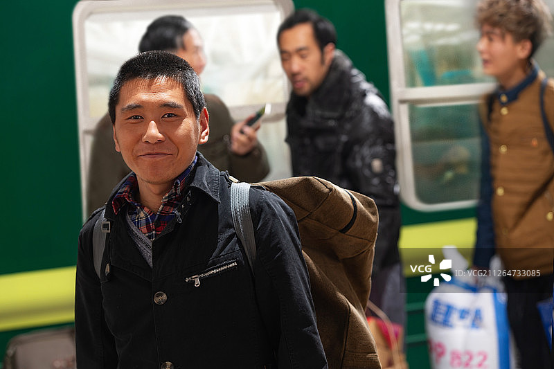 站在火车月台上的旅客图片素材