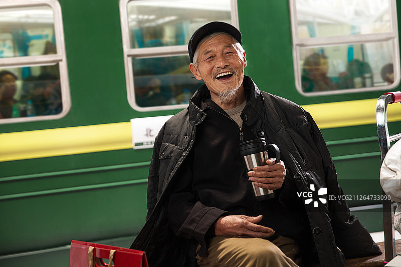 在火车站台上等待的老人图片素材