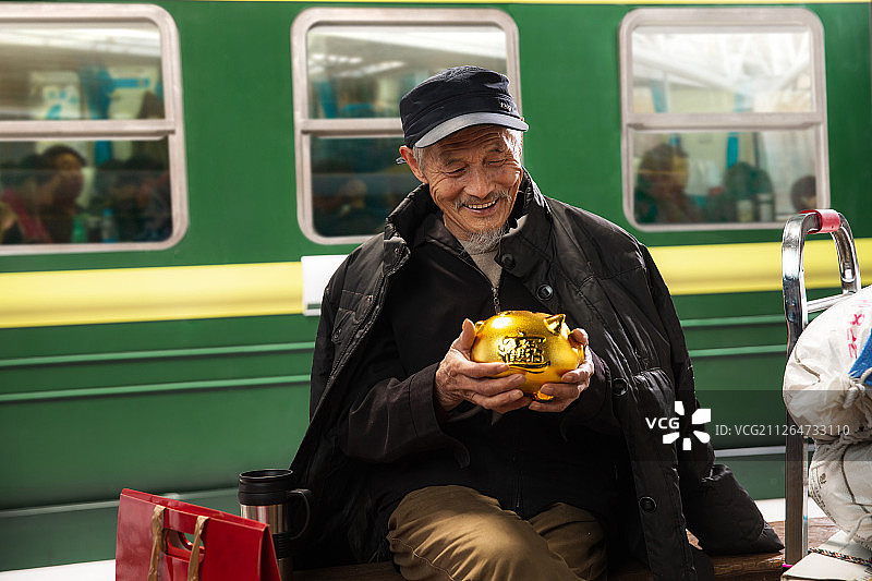 在火车站台上等待的老人图片素材