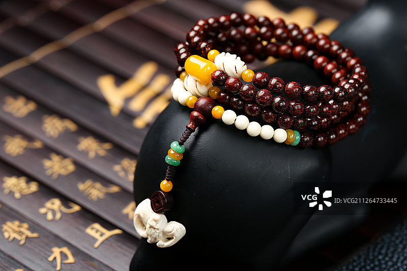 一串带蜜蜡的手串特写图片素材