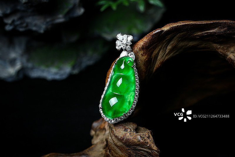 帝王绿翡翠玉坠图片素材