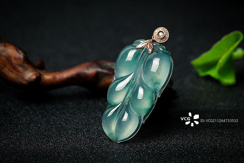 叶子形状玉坠特写图片素材