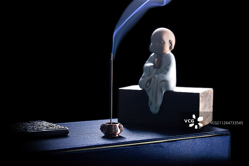 诵经的小和尚雕塑图片素材