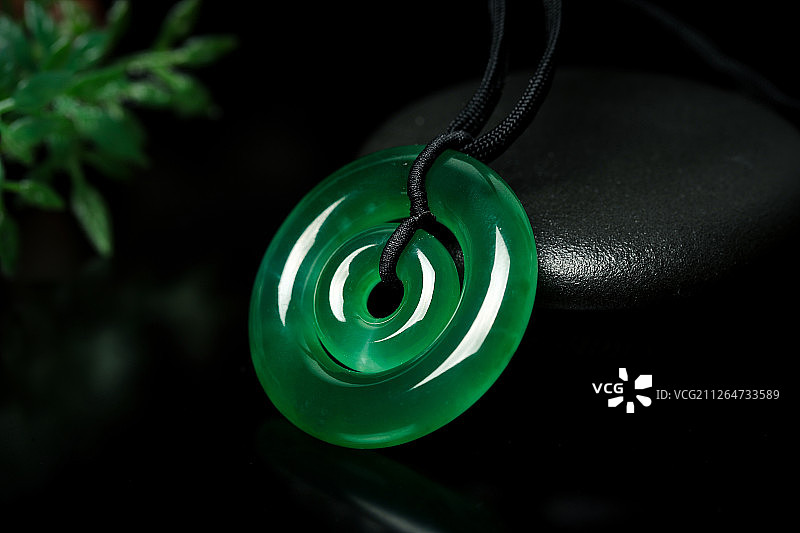 圆形玉坠特写图片素材