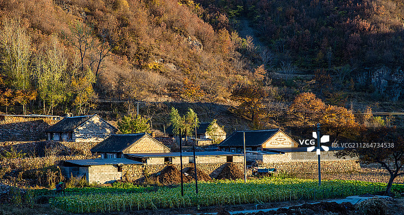 山脚下农家院图片素材