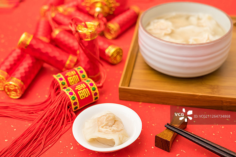 中国春节红色背景下的一碗虾肉云吞图片素材