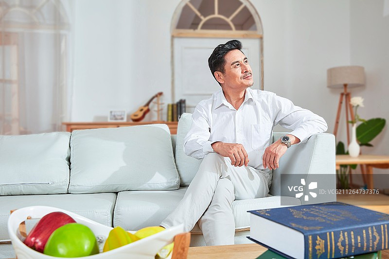 坐在客厅里的中老年男性图片素材