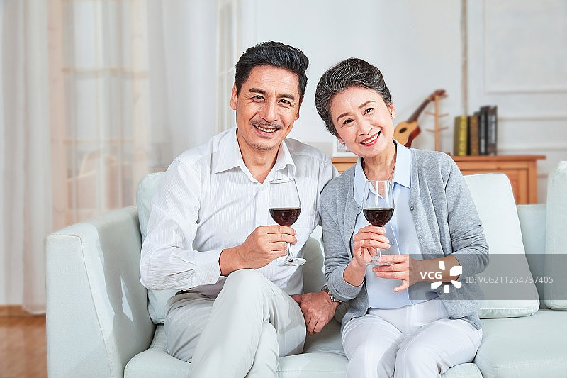 坐在客厅里的两个老年人图片素材