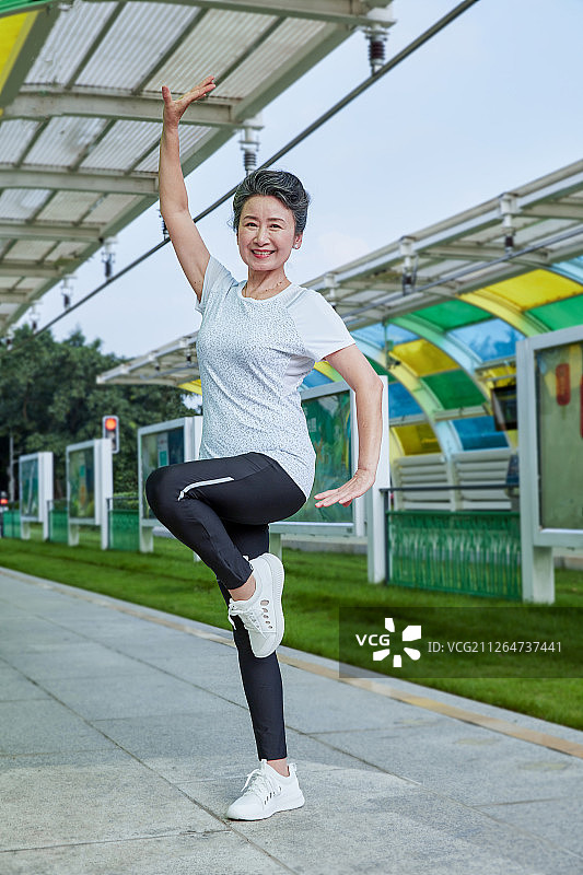 户外健身的老年女性图片素材