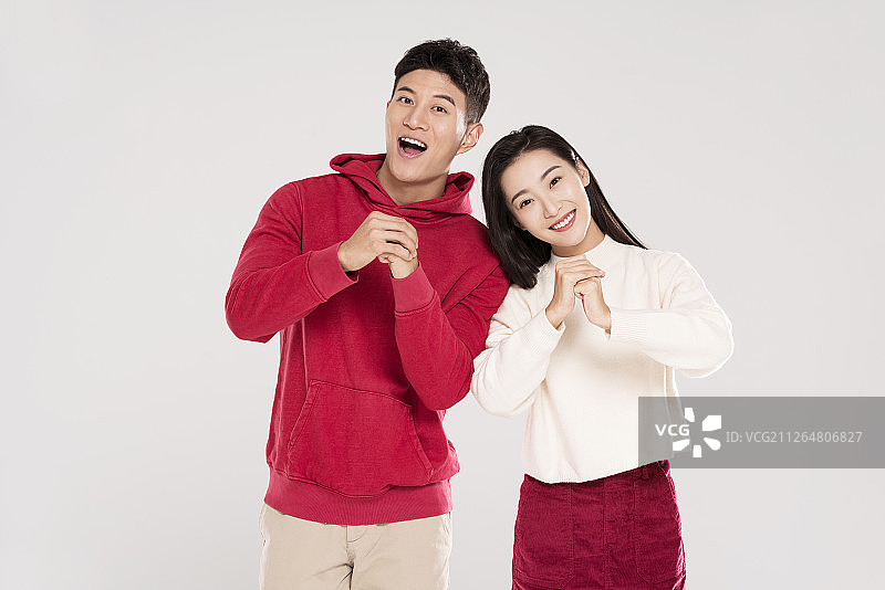 年轻情侣作揖拜年图片素材