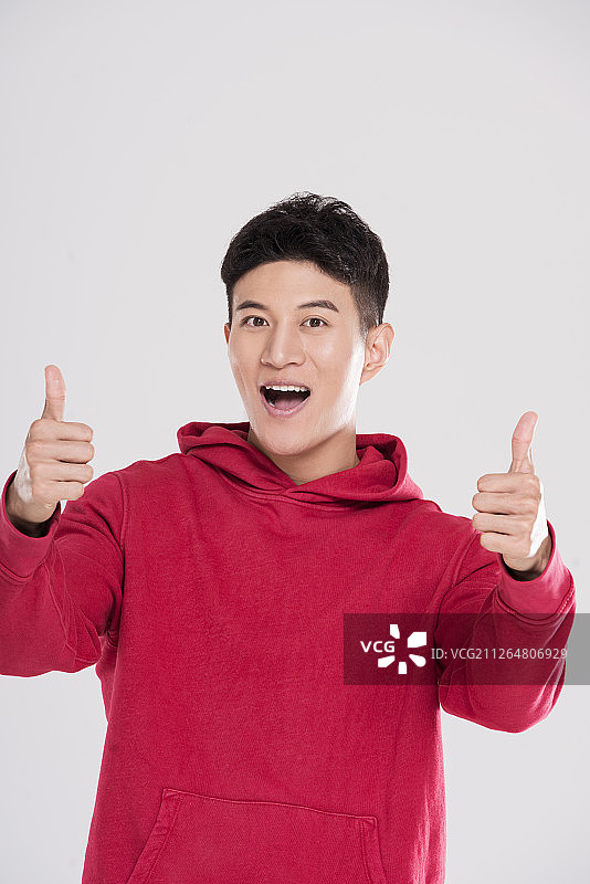 竖起大拇指的年轻男子图片素材