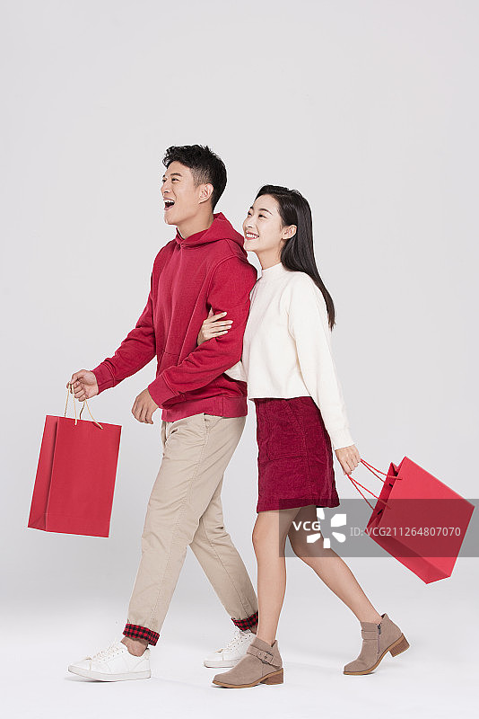 快乐的情侣新年购物图片素材