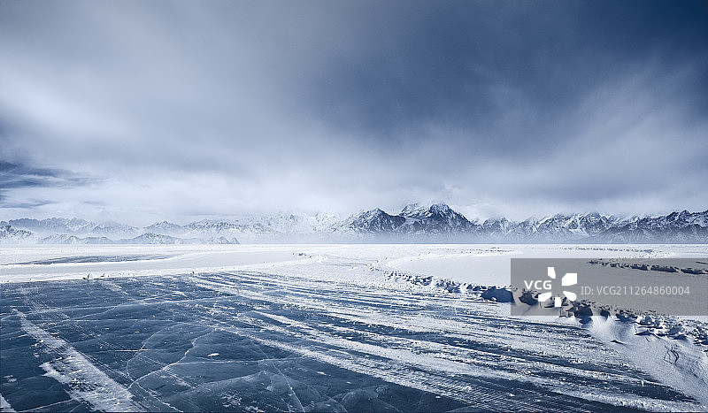 云景下的雪山和冰雪地面道路图片素材