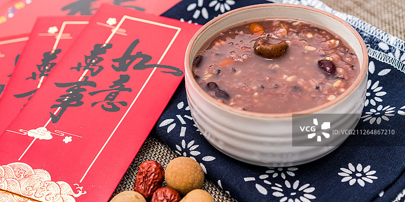 红包、对联背景下的中国传统美食腊八粥图片素材