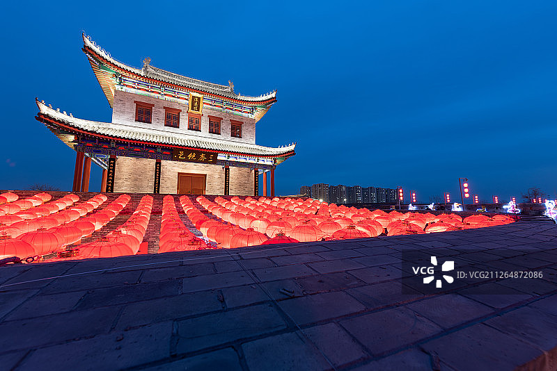 古城墙建筑挂灯笼图片素材