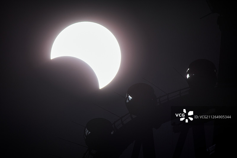 广州塔摩天轮与日偏食图片素材