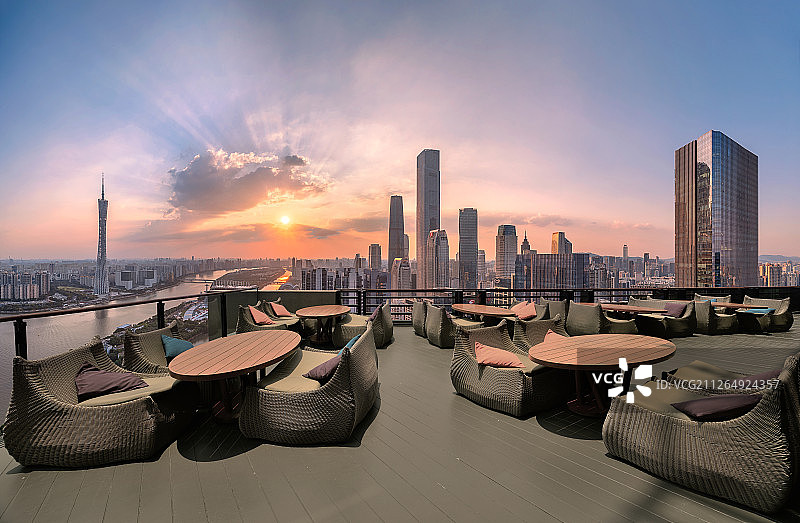 屋顶露天餐厅的广州城市天际线全景图片素材