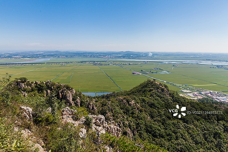 中国辽宁丹东大孤山岩石峭壁原野风光图片素材