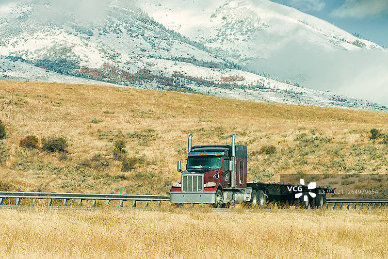 美国怀俄明州雪山道路运输图片素材