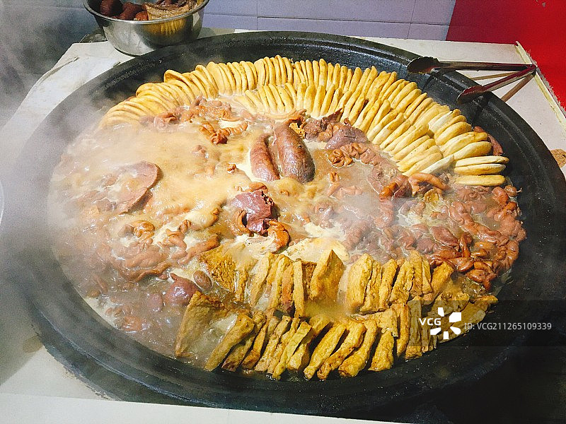 大锅里的卤煮火烧 热腾腾的生活图片素材