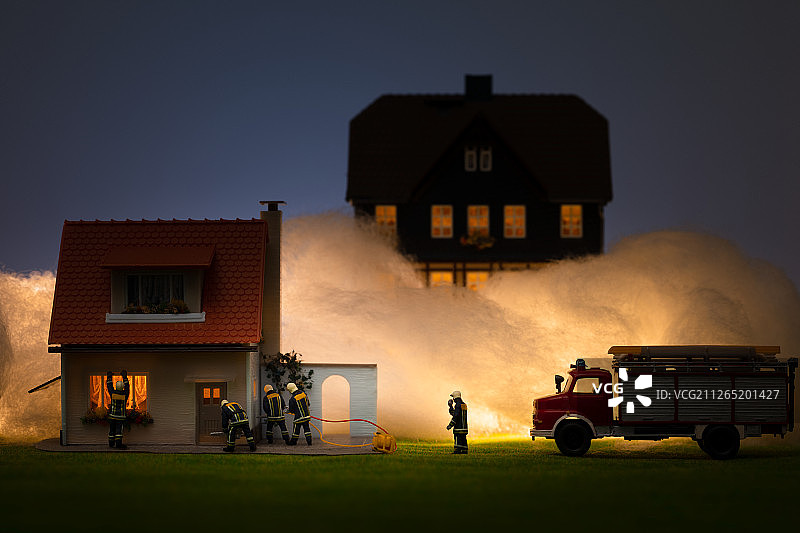 住宅起火119火警消防员救火图片素材