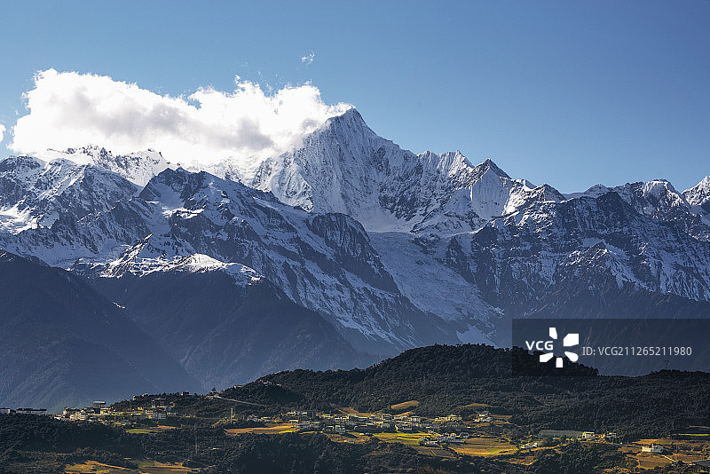 梅里雪山与脚下的小村 落图片素材