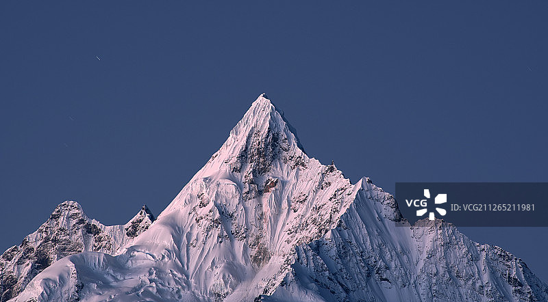 梅里雪山的缅茨姆峰图片素材