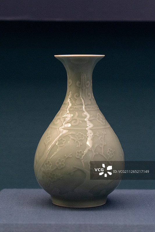 现代龙泉窑青瓷玉壶春瓶图片素材