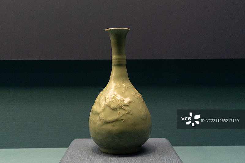 元龙泉窑青瓷海水云龙纹瓶图片素材