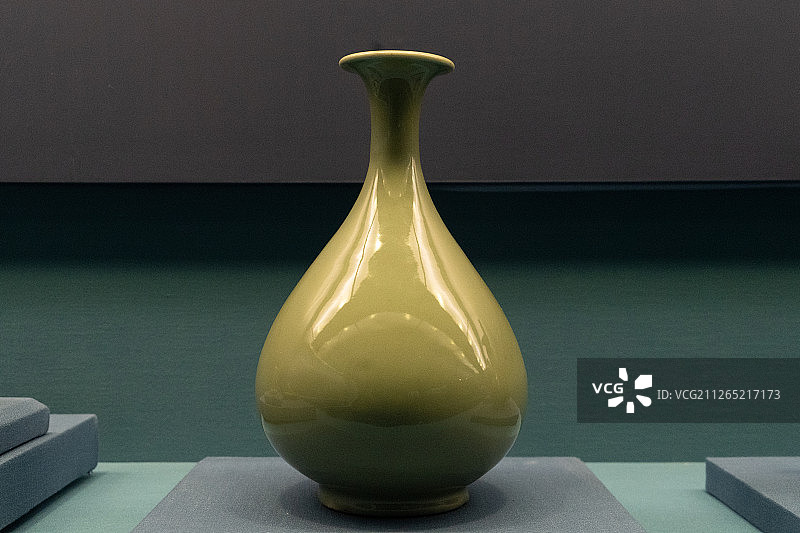 明龙泉窑青瓷玉壶春瓶图片素材