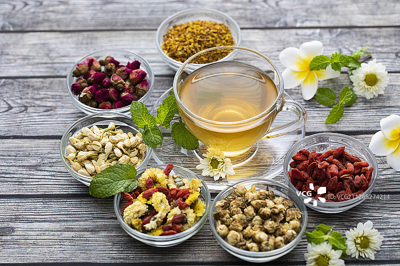 一壶美容养颜的花茶和各种花茶材料图片素材