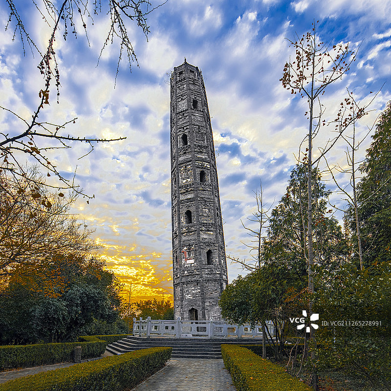 上海天马山斜塔图片素材