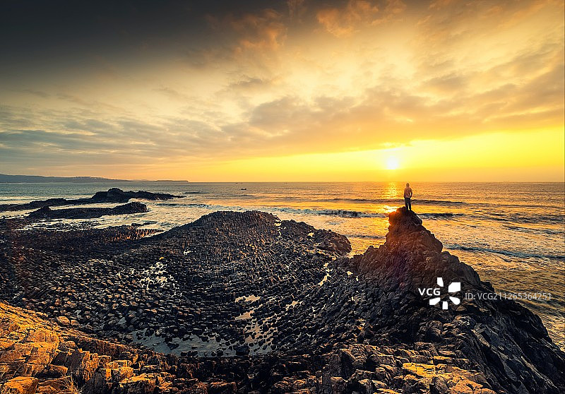 《2020年的第一个日出-福建漳州古火山口白塘湾》图片素材