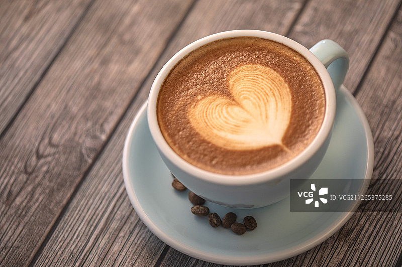 一杯含有爱心图案拉花的拿铁咖啡图片素材