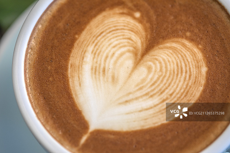 一杯含有爱心图案拉花的拿铁咖啡图片素材
