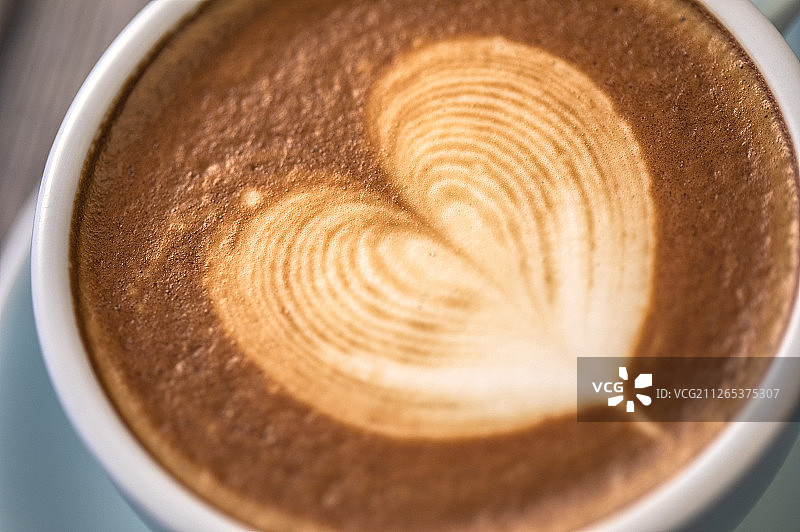 一杯含有爱心图案拉花的拿铁咖啡图片素材