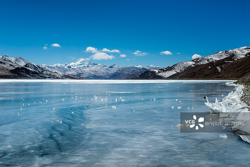 神山圣湖，从冬季冰封的羊卓雍措遥望宁金抗沙峰图片素材
