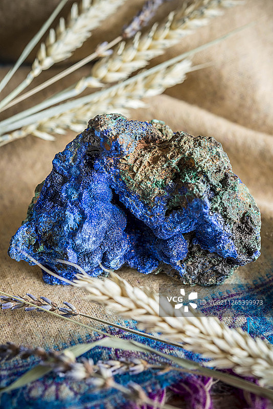与孔雀石共生的蓝铜矿，位于藏族羊毛佩斯利花纹织物上图片素材