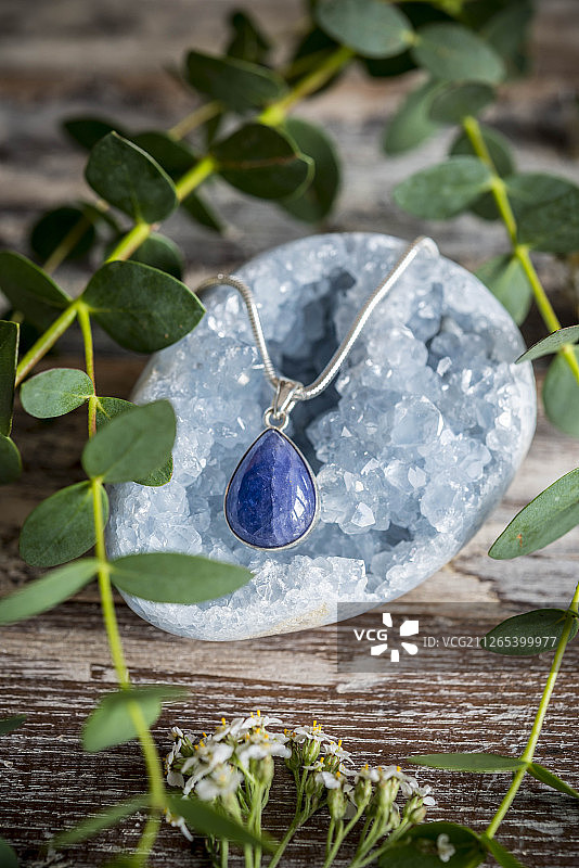 天青石晶洞与坦桑石银吊坠图片素材