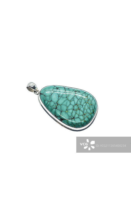 白色背景上的藏族绿松石和银吊坠图片素材