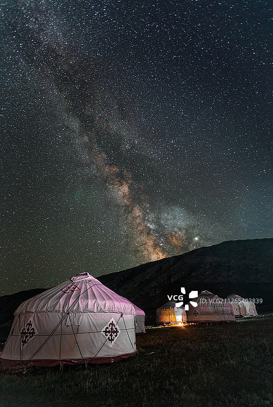 新疆草原雪山天山赛里木湖巴音布鲁克北疆人体草原喀拉峻图片素材