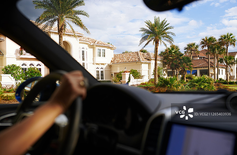 使用GPS导航仪开车的女人图片素材