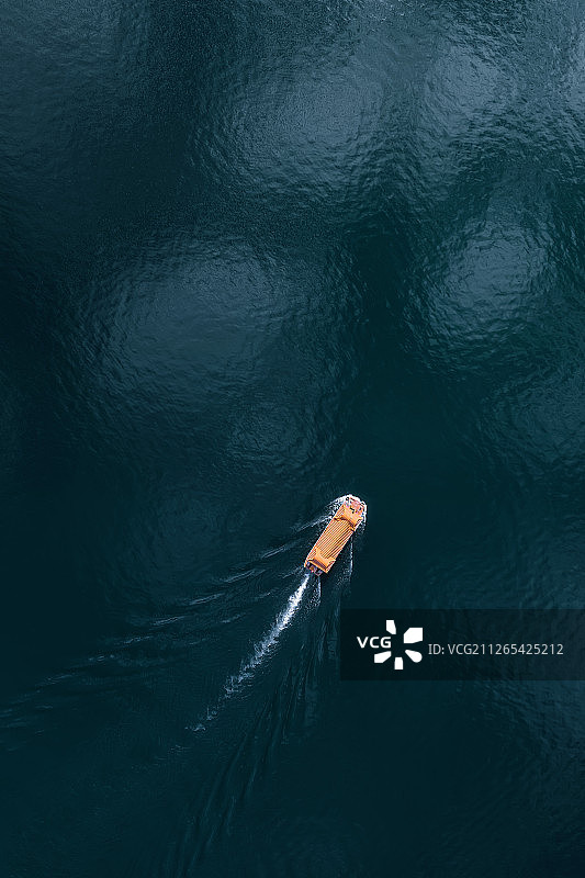 蔚蓝湖泊上的一条小船图片素材