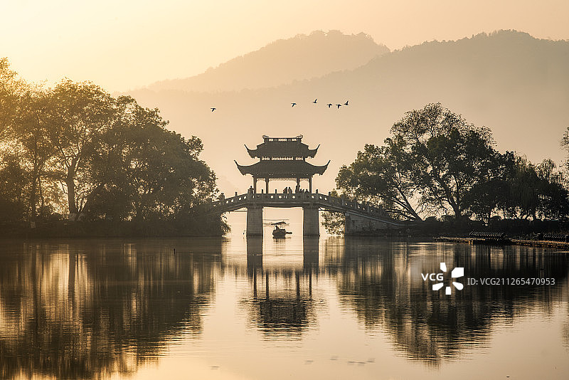 中国浙江省杭州市西湖风景区玉带晴虹的早晨图片素材