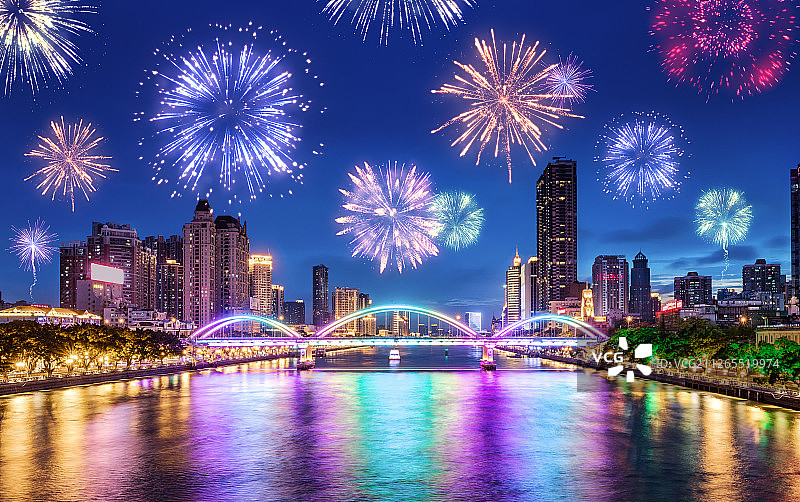 元旦过年春节新年贺岁彩色烟花广州夜景城市市中心桥高楼建筑图片素材
