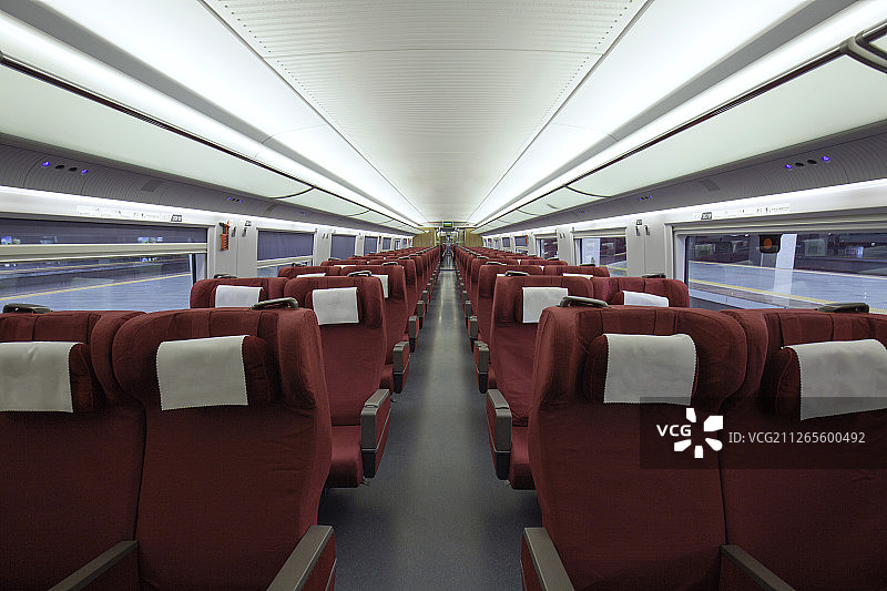 现代高铁客运列车普通车厢内部图片素材