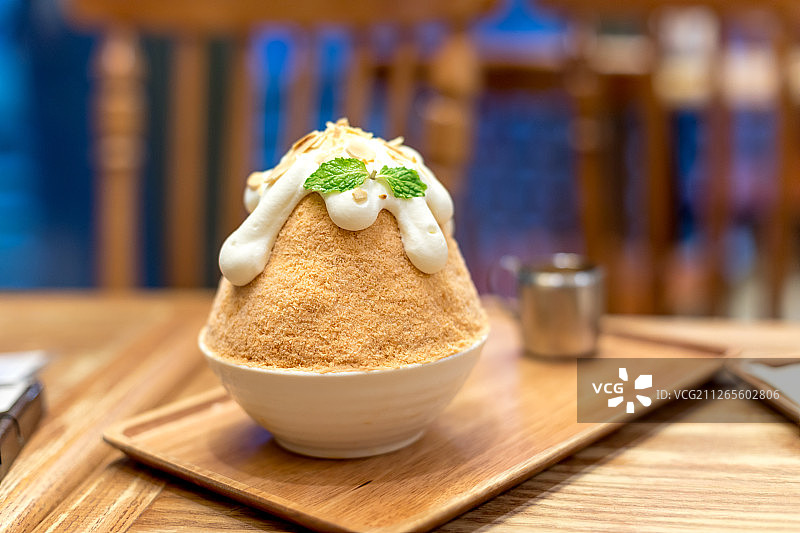 泰国小吃甜点面包泰式奶茶冰山图片素材