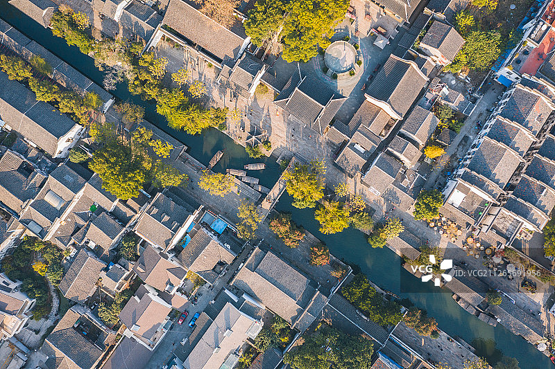 航拍秋天的湖州南浔古镇江南水乡建筑和河道里的小船图片素材